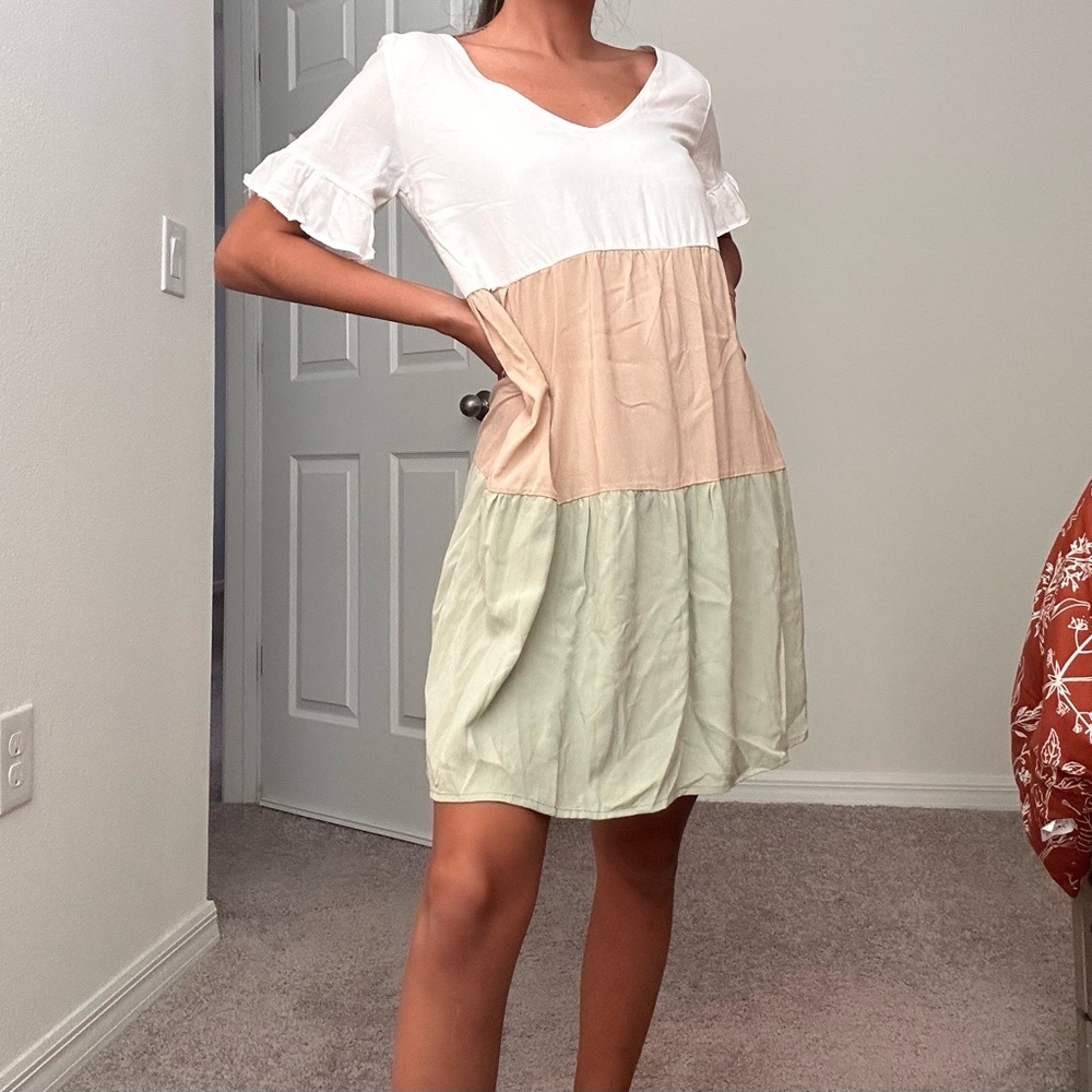 Dress 💚 - Picture 2 of 4
